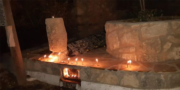 Garip Dede T�rbesi’nin bir k�sm�n�n karton par�alar�yla kapat�ld�