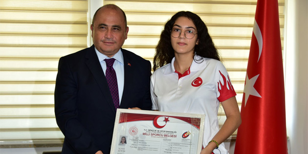 Trkiye’nin Lefkoa Bykelisi Ali Murat Baeri, Trkiye Milli Takm’nda yer alan Kbrsl Trk sporcu Nehir Deniz’i kabul etti 