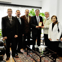 ehit Aileleri Dernei’nden Bykeli Aka’ya plaket 