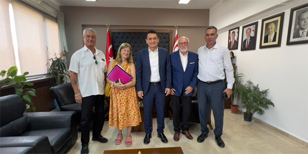 Ouz KKTC'de tanmaz mal sahibi olan yabanclarla bir araya geldi