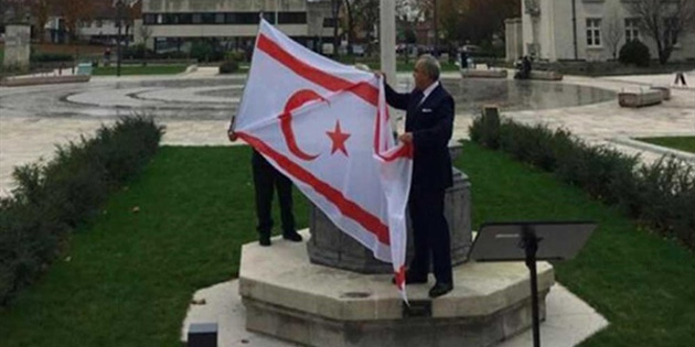 �ngiltere'deki K�br�sl� T�rkler, KKTC bayra��n� indirten belediye ba�kan�n�n istifas�n� istiyor 