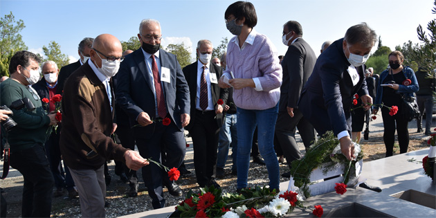 �zker �zg�r, kabri ba��nda an�ld� 