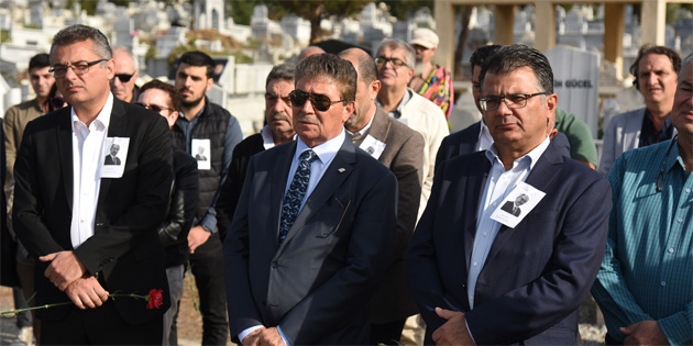 �zker �zg�r mezar� ba��nda an�ld�