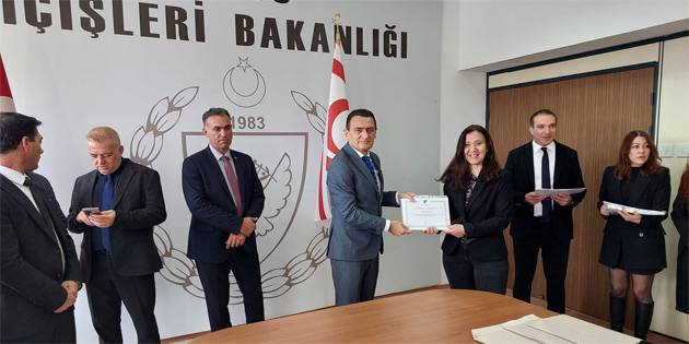 Ouz, hizmet ii eitime katlan personele belge takdim etti