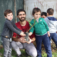 Minikler ile birlikte fidan dikti 
