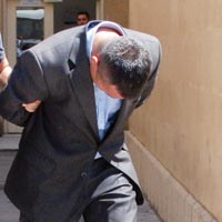 TEKME �LE KAPIYI KIRDI