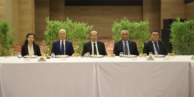 KKTC'de bulunan YK heyeti onuruna yemek dzenlendi