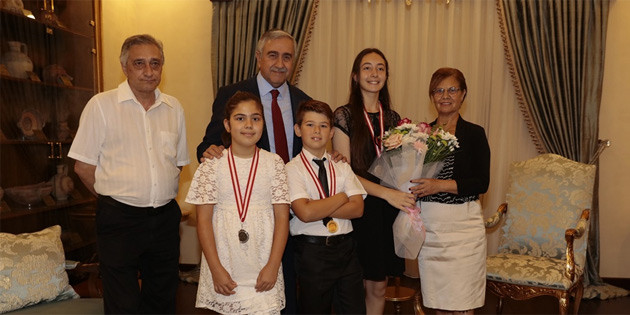 Ak�nc�, �d�ll� gen� piyanistleri kabul etti 