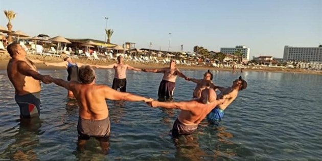 Herdaimdostlar grubu, denizleri temiz tutmann nemine dikkat ekmek iin denizde jimnastik yapt 