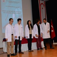 Beyaz �nl�k giydiler 