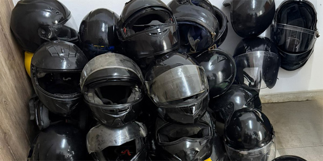 Girne’de bir ki�inin evinde h�rs�zl�k oldu�undan ��phelenilen 50 kask bulundu