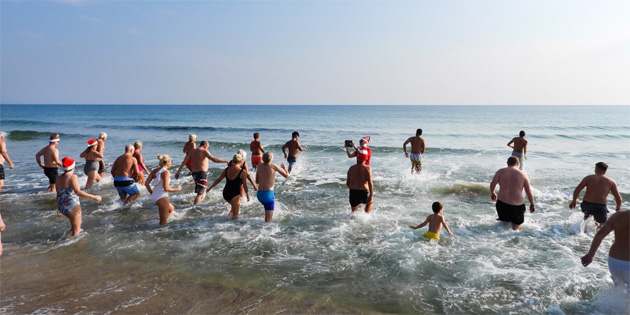�skele Belediyesi Halk Plaj�nda Noel’de denize girme etkinli�i d�zenlendi