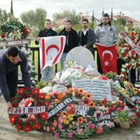 DP, Denkta�’�n mezar�n� ziyaret etti