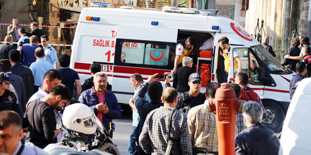 CANLI BOMBA �LD�, 13 K��� YARALANDI