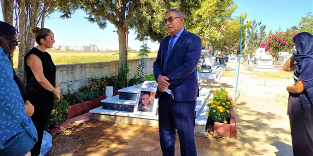 Tiyatro oyuncusu Hseyin akrl mezar banda anld