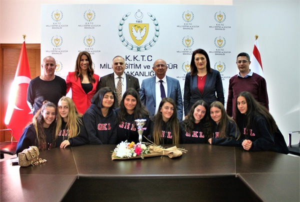 Milli Eitim ve Kltr Bakan zyiit, Gzelyurt Kurtulu lisesi kz atletizm takmn kabul etti