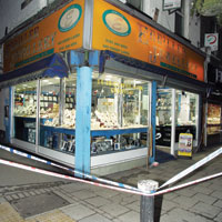 LONDRA’DA B�BER GAZLI KUYUMCU SOYGUNU              