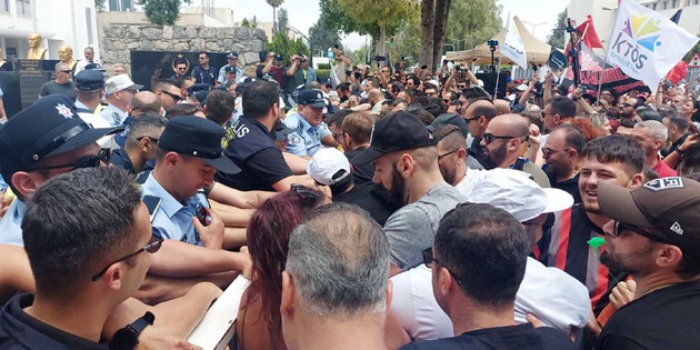 HER EYLEMDE KIRILAN MECLS KAPISININ ONARIMI 10 BN TL 