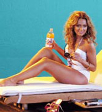 Hadise’den mayokinili reklam
