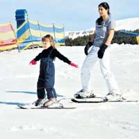 K�z�yla kayak dersi ald� 