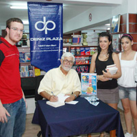 Prof. Vam�k Volkan Deniz Plaza’da kitaplar�n� imzalad� 
