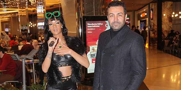 Rihanna heykeliyle poz verdi!