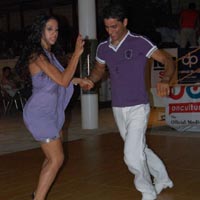 Salsa gecesinde renkli grntler 