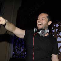 Tatilde bile sahnede