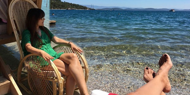 Demet Akal�n halk plaj�nda 