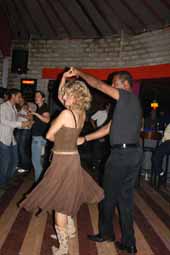 Salsac�lar Empire’da co�tu