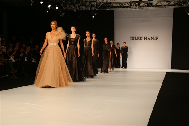 �a�la ��kel'in giydi�i elbiseye servet!