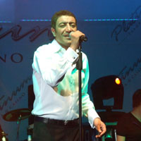 Hakan Altun’la havuzba��nda 