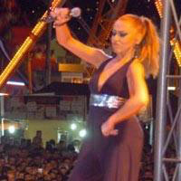 Hadise'den tulum k�yafetli konser 