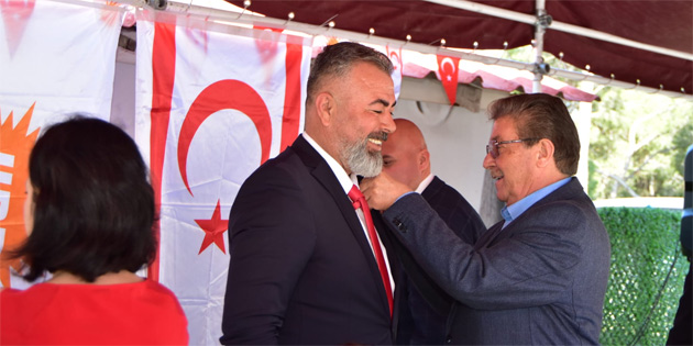 �stel, UBP’ye kat�lan Beyarmudu Belediye Ba�kan� Bebek'e rozet takt�
