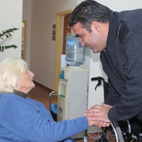 Tekerlekli sandalye hediye etti 