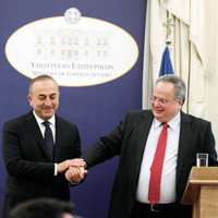 Mevl�t �avu�o�lu ile Nikos Kocas aras�ndaki g�r��me Rum bas�n�nda 