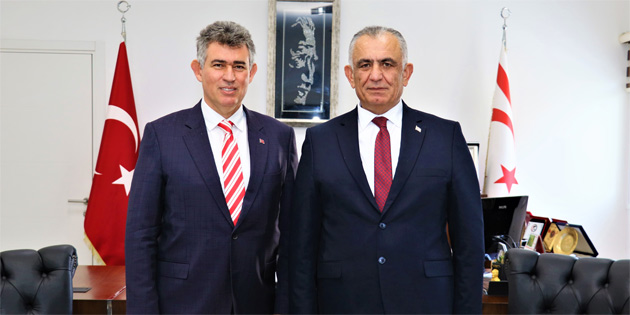 T�rkiye Cumhuriyeti Lefko�a B�y�kel�isi Metin Feyzio�lu, �avu�o�lu'nu ziyaret etti