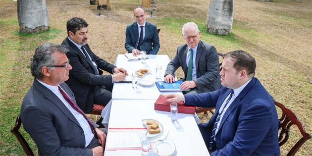 Erh�rman ve Doughty g�r��t�