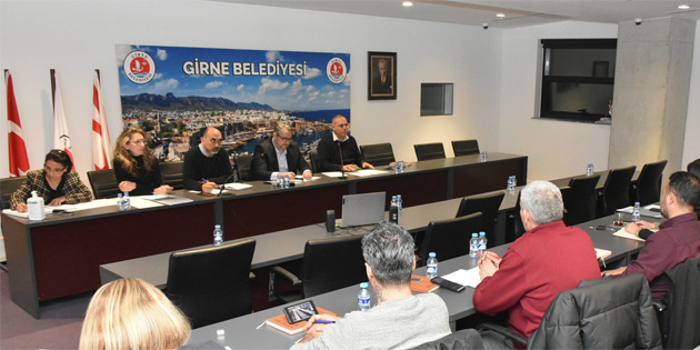 Girne Belediyesi'nde Karakum plaj� yol konu�uldu 