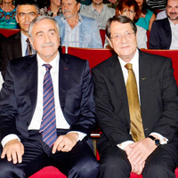 Liderlerin tiyatro izlemesi Rum bas�n�nda geni� yer buldu 