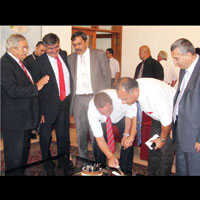 Serdar Denkta�’a Meclis’te “S�rpriz” do�um g�n� partisi 