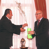 Talat’a B�y�kkonuk’tan zeytin fidan� 