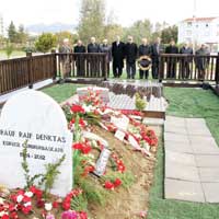 Liderlere sayg� duru�u