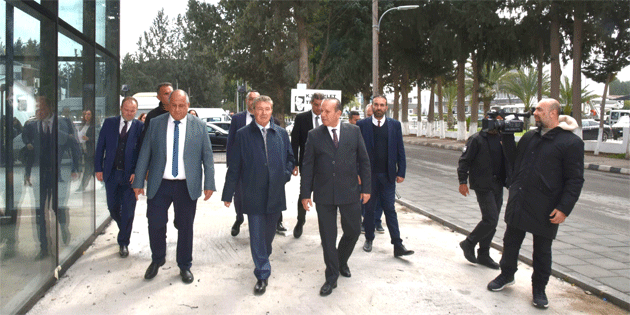 Babakan stel, yapm sren tiyatro binasnda incelemelerde bulundu