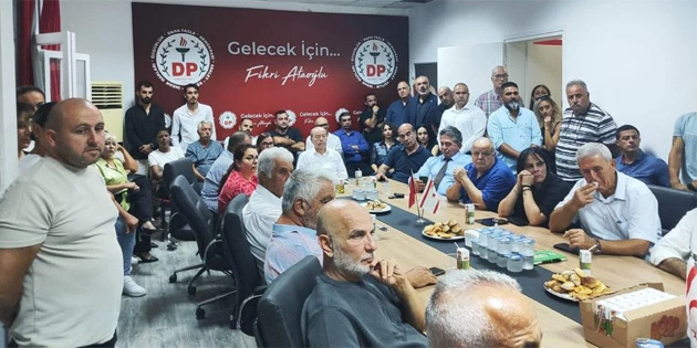 Demokrat Parti blge toplantlarn srdryor