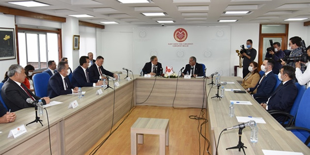 CHP’li Belediye Ba�kanlar� heyeti Meclis Ba�kan� Sennaro�lu taraf�ndan kabul edildi 