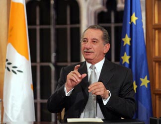 Papadopulos AKEL’e cephe a�t�