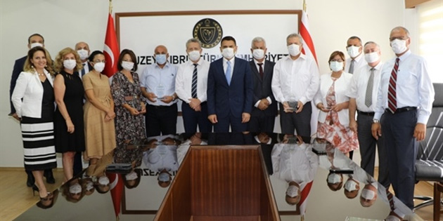 Maliye Bakan Ouz, emekliye ayrlan mdrlere plaket takdim etti