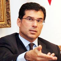 �zg�rg�n Kar-�� Ba�kan�n� kabul etti 