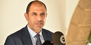 �zersay: “Gazetecilere yap�lan sald�r�lar� k�n�yoruz”